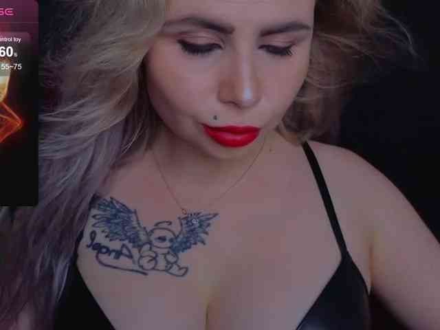 YourFunnyBlondiee webcam