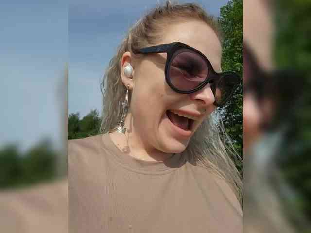 YourFunnyBlondiee webcam