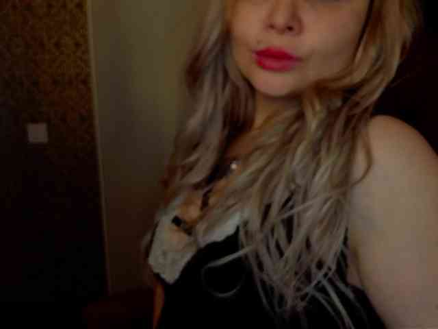 YourFunnyBlondiee webcam