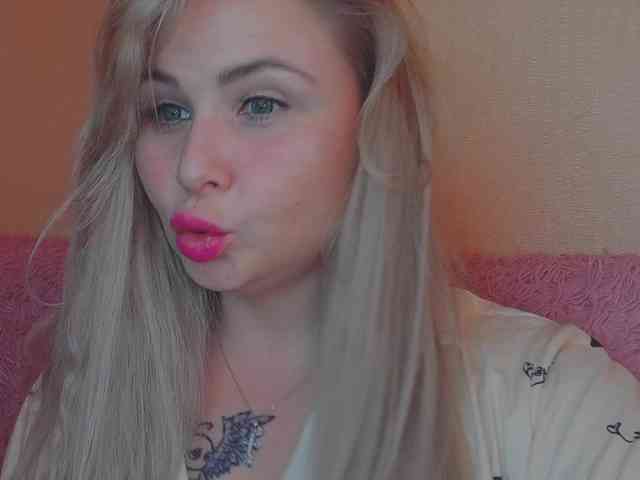YourFunnyBlondiee webcam