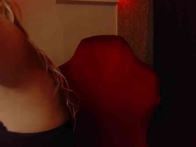 YourFunnyBlondiee webcam