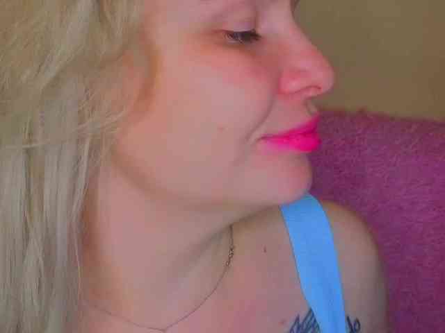 YourFunnyBlondiee webcam