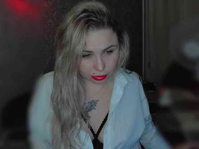 YourFunnyBlondiee webcam