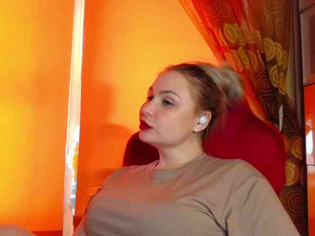 YourFunnyBlondiee webcam