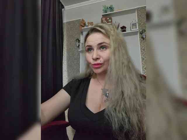 YourFunnyBlondiee webcam