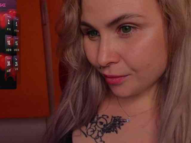 YourFunnyBlondiee webcam
