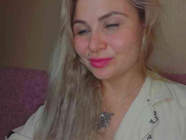 YourFunnyBlondiee webcam