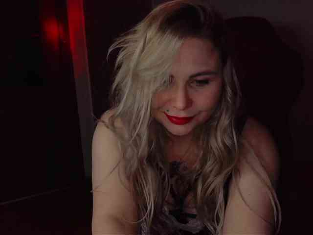YourFunnyBlondiee webcam