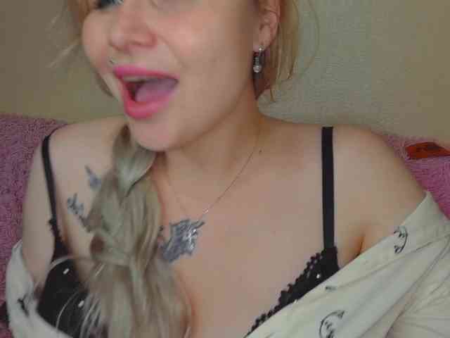 YourFunnyBlondiee webcam