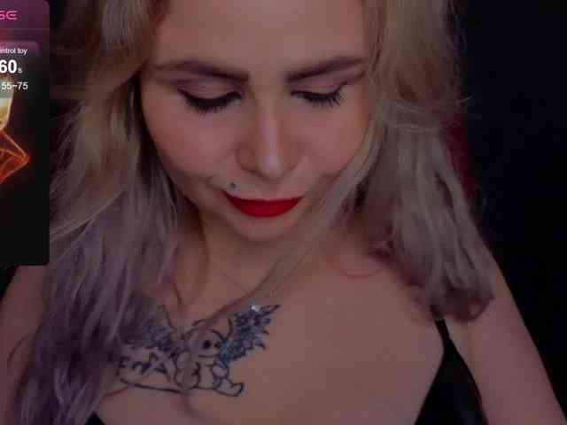 YourFunnyBlondiee webcam