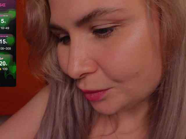 YourFunnyBlondiee webcam