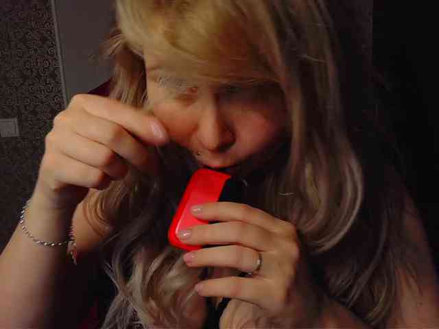 YourFunnyBlondiee webcam