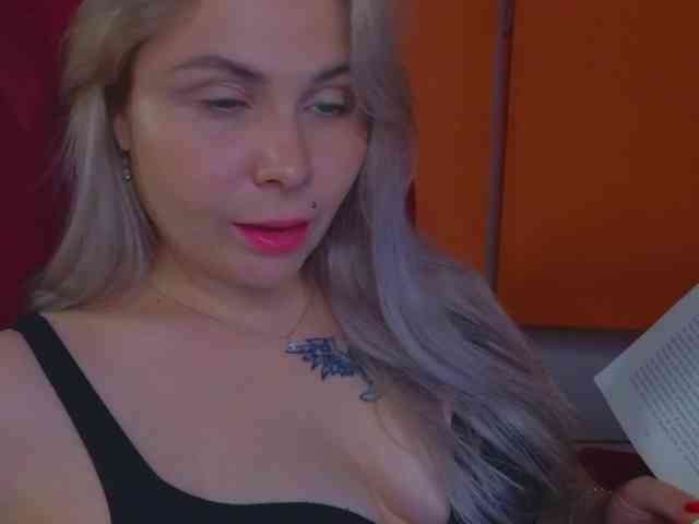 YourFunnyBlondiee webcam
