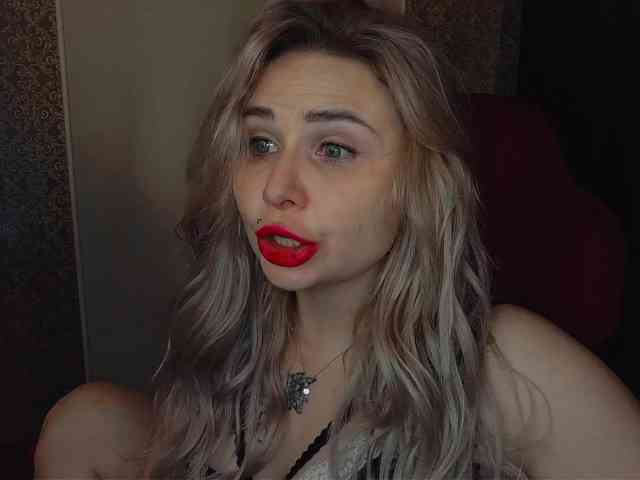 YourFunnyBlondiee webcam