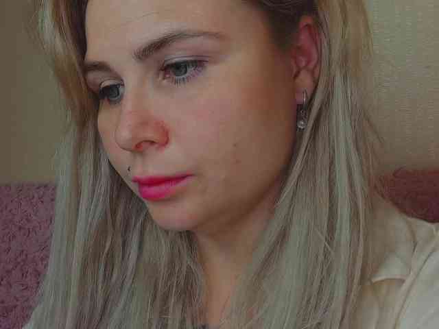 YourFunnyBlondiee webcam