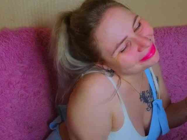 YourFunnyBlondiee webcam