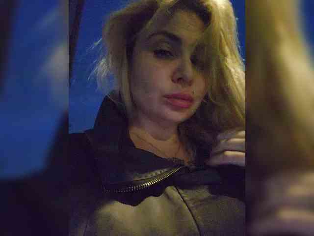 YourFunnyBlondiee webcam