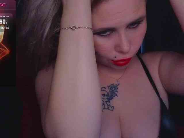 YourFunnyBlondiee webcam