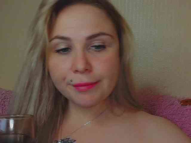 YourFunnyBlondiee webcam
