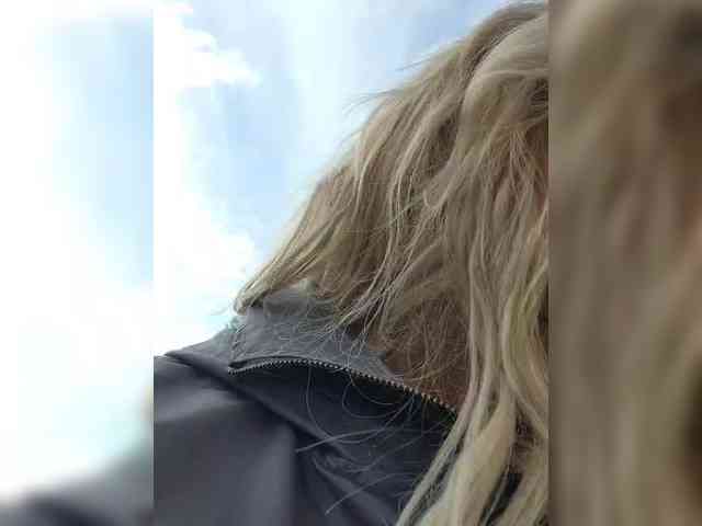 YourFunnyBlondiee webcam