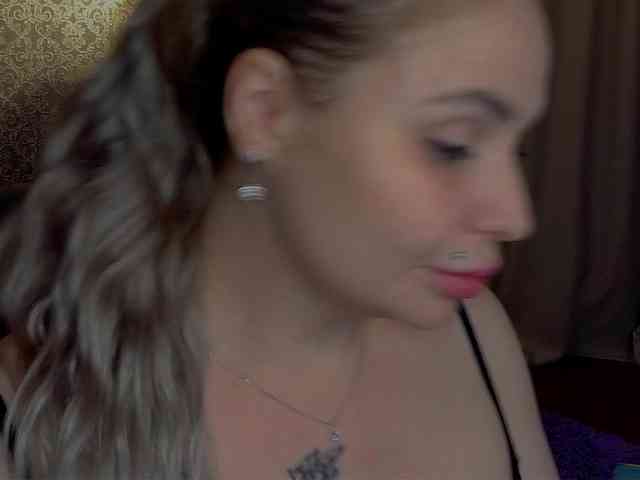 YourFunnyBlondiee webcam
