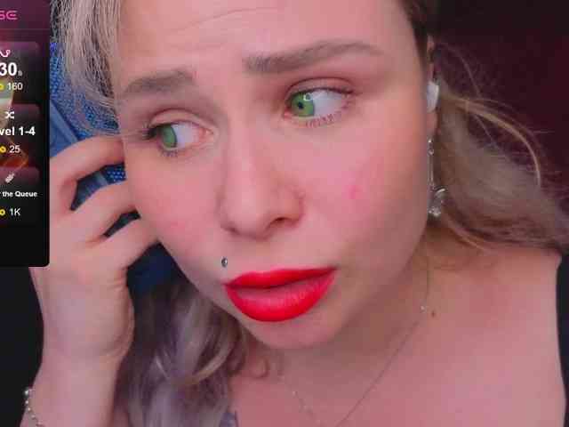 YourFunnyBlondiee webcam