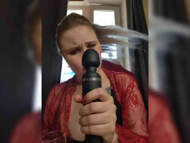YourFunnyBlondiee webcam