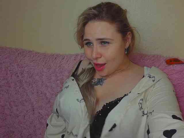 YourFunnyBlondiee webcam