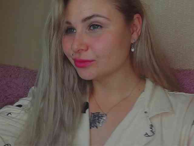 YourFunnyBlondiee webcam