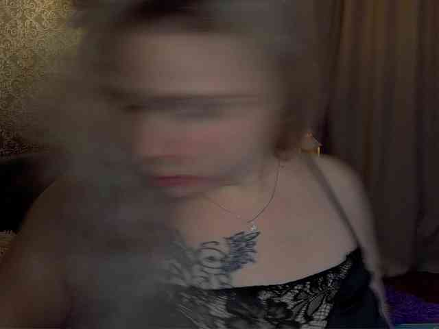YourFunnyBlondiee webcam