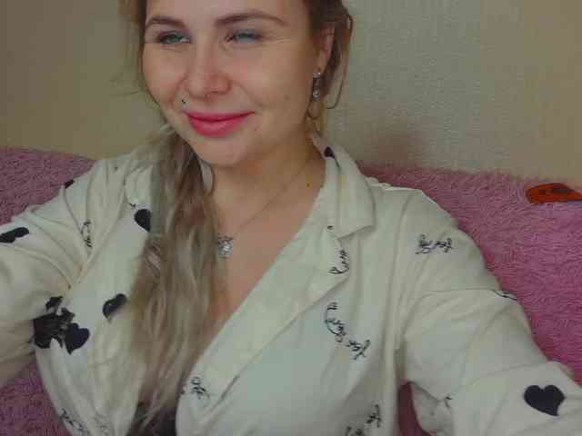 YourFunnyBlondiee webcam