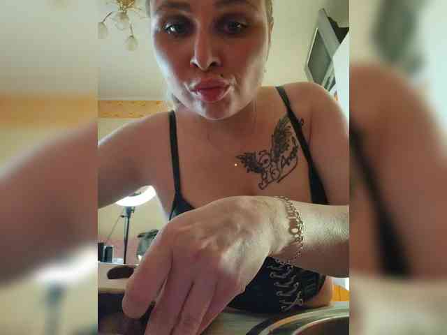 YourFunnyBlondiee webcam