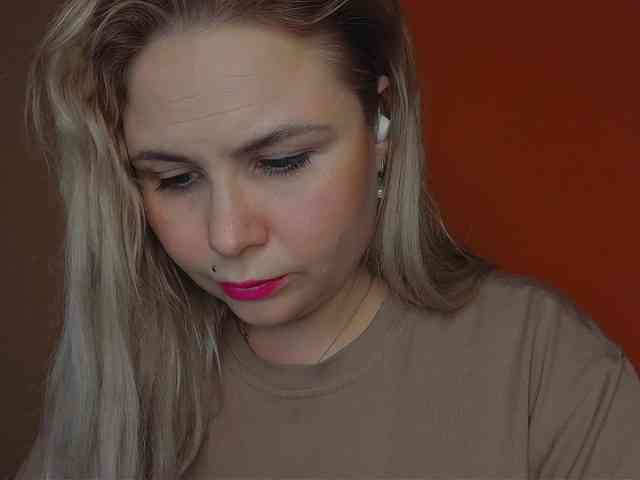 YourFunnyBlondiee webcam