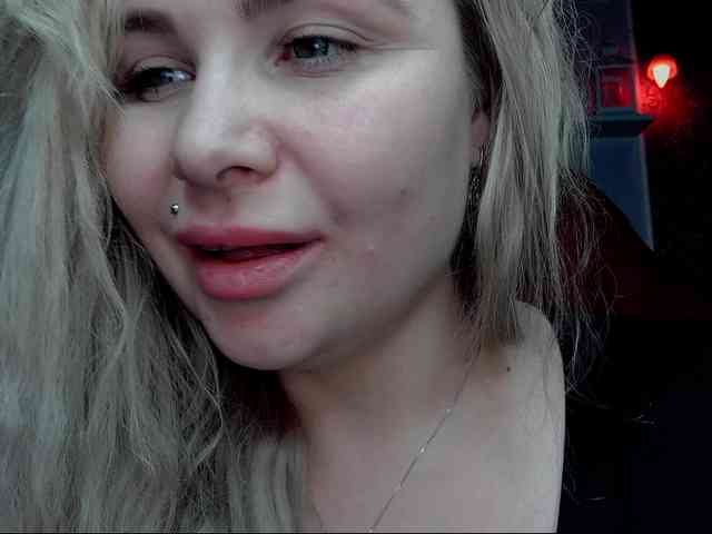 YourFunnyBlondiee webcam