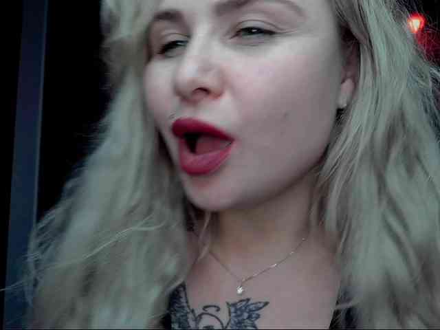 YourFunnyBlondiee webcam