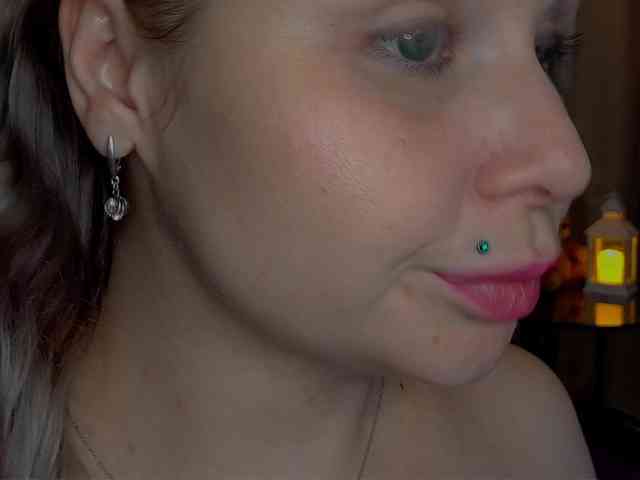 YourFunnyBlondiee webcam