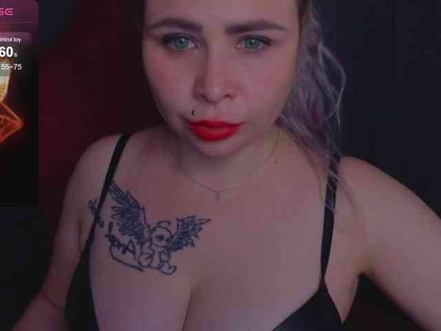 YourFunnyBlondiee webcam