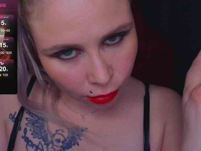 YourFunnyBlondiee webcam