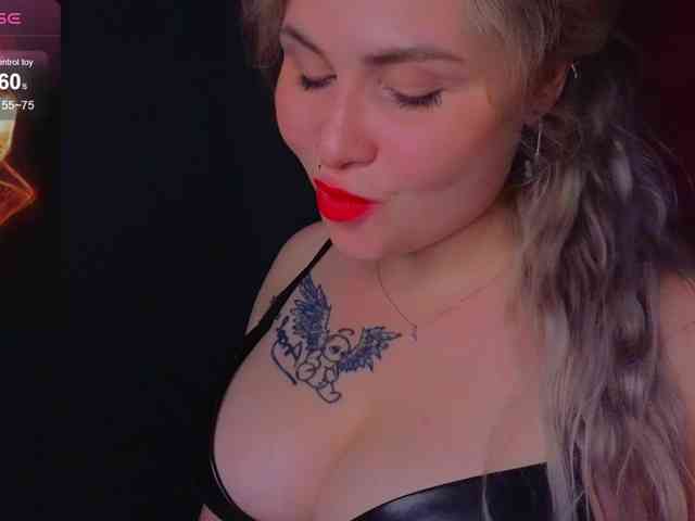 YourFunnyBlondiee webcam