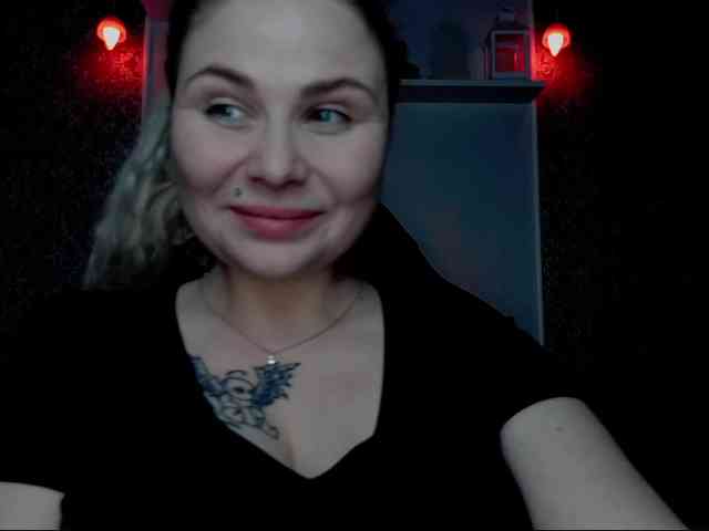 YourFunnyBlondiee webcam