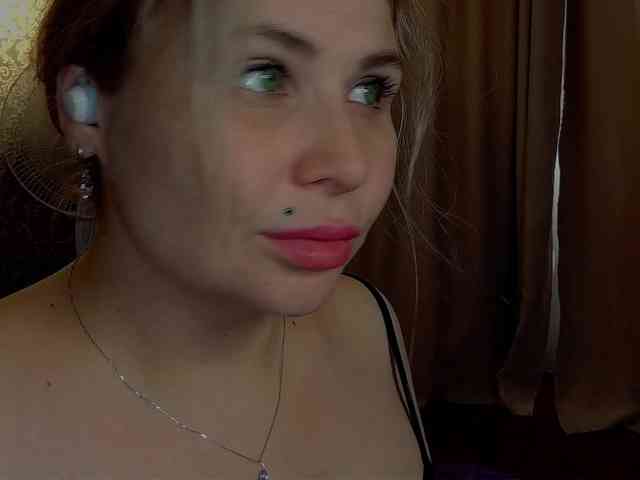 YourFunnyBlondiee webcam