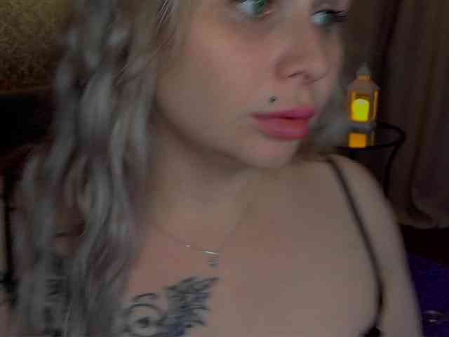 YourFunnyBlondiee webcam