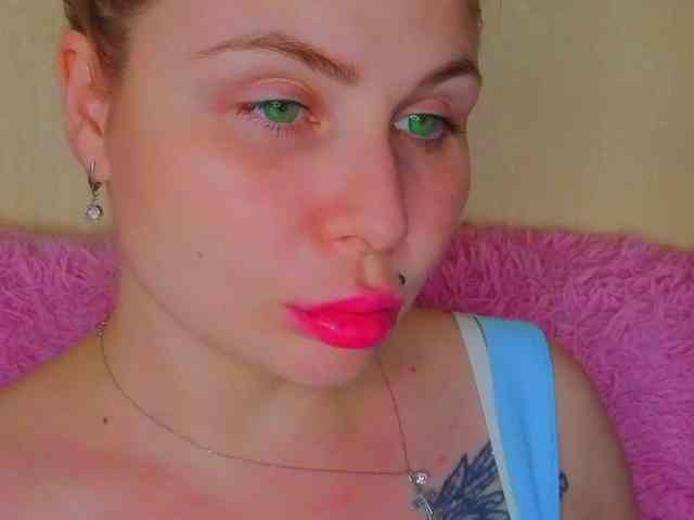 YourFunnyBlondiee webcam