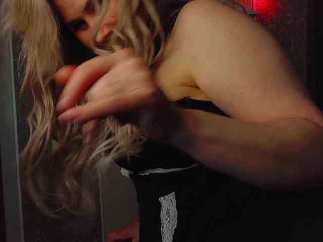 YourFunnyBlondiee webcam