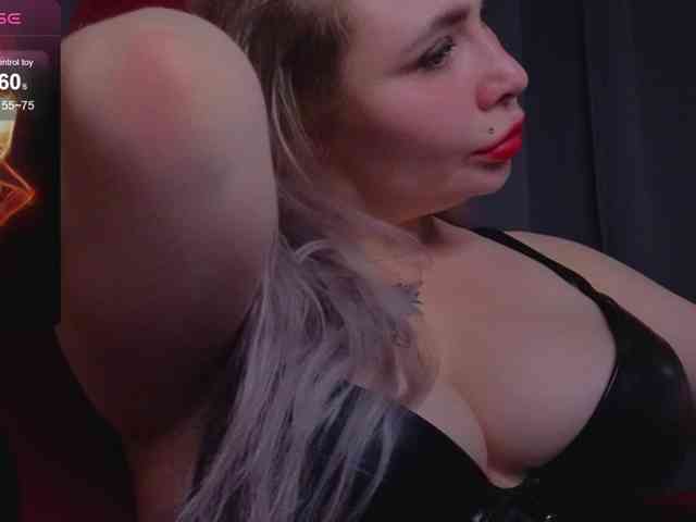 YourFunnyBlondiee webcam