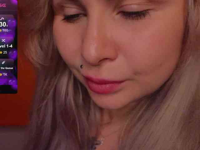 YourFunnyBlondiee webcam