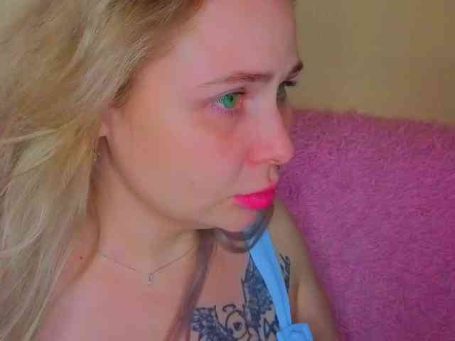 YourFunnyBlondiee webcam