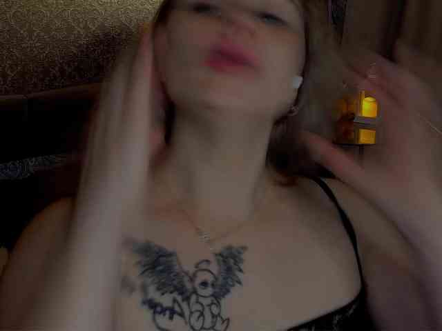 YourFunnyBlondiee webcam