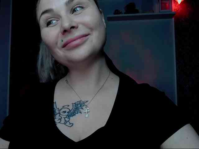 YourFunnyBlondiee webcam