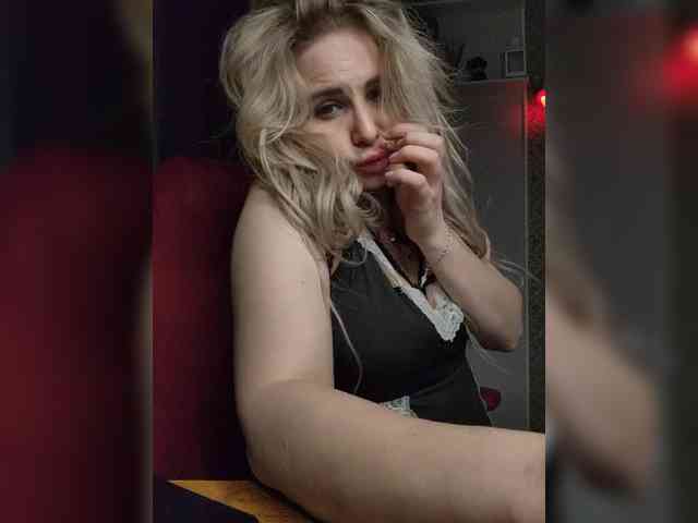 YourFunnyBlondiee webcam